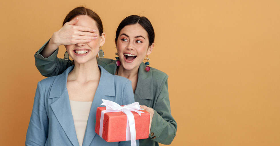 Pamper Your BFFs With Thoughtful Gifts To Celebrate Friendship Day - Vimarsana News