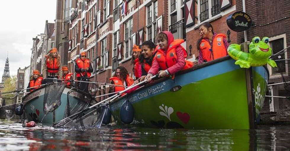 There S A New Way To See The Canals Of Amsterdam By Cleaning Them   Smplasticfishinginamsterdam116769519681676951984 