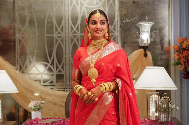 Stunning Indian Bride Dressed in Traditional Red Bridal Lehenga with Heavy Gold  Jewellery and Veil Smiles Tenderly in Studio Stock Photo - Image of luxury,  front: 298323010