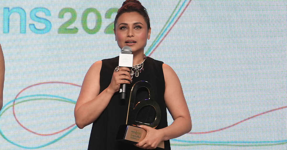 FMBI S2: Rani Mukerji Wins Trailblazer Of The Decade Award - Vimarsana News