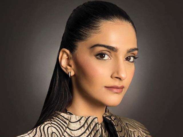 Give Sonam Kapoor Ahuja’s  Eye Makeup A Try For Your Next Party