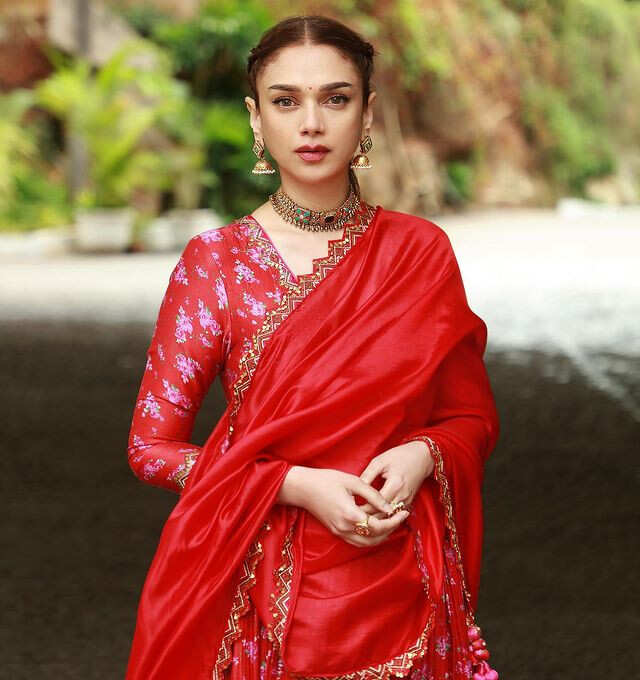 Pinkvilla | Aditi Rao Hydari makes heads turn in a stunning black saree ✨🖤  . . . . #aditiraohydari #saree #fashion #celebrity #reelkarofeelkaro ... |  Instagram