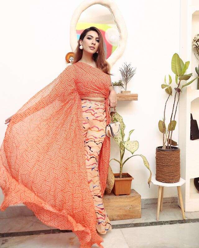 10 unique ways to drape your dupatta with a Lehenga in Indian and Pakistani  fashion | by Huma Tariq | Medium