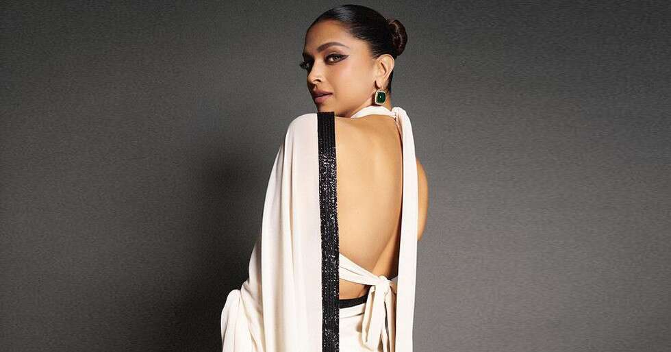 Does loose hair on saris look good? - Quora