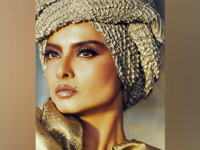 10 Times Rekha Made Our Heads Turn With Her Fashion Statement