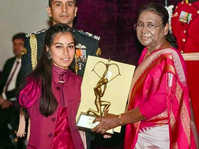 Para Archer 16 Year Old Sheetal Devi Receives The Prestigious Arjuna Award 6067