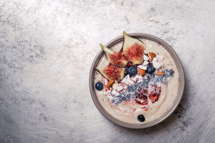 Balance your blood sugar with figs - smoothie bowl with figs