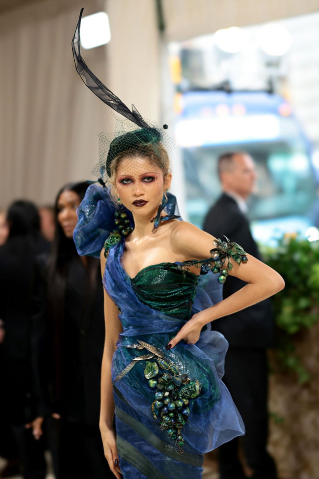 Zendaya went in with pink lids, skinny brows and a merlot lip at Met Gala 2024.