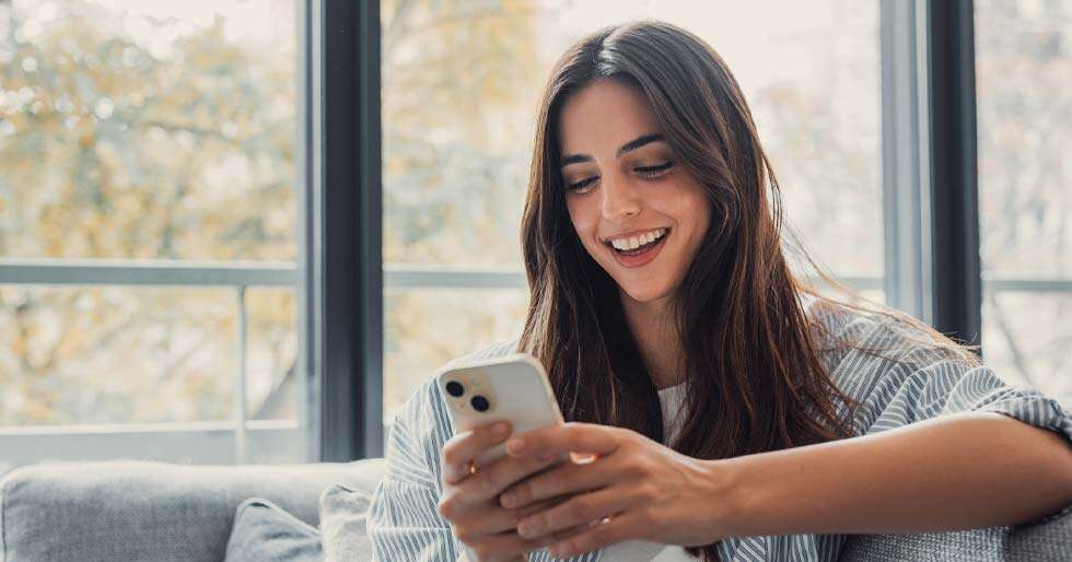 9 Haltungsfehler, die Sie beim Scrollen auf der Couch machen