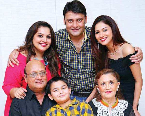 तस्वीरों में परिवार की बातें 4: मिलें रिद्धिमा पंडित के परिवार से - TV Actress Ridhima Pandit on family and relationship with fa | फेमिना हिन्दी