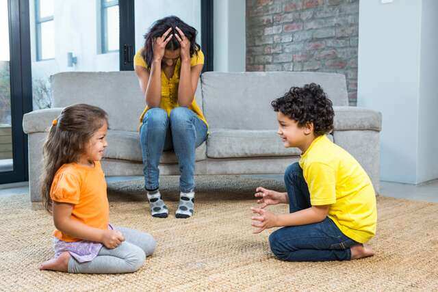 कैसे रोकें अपने बच्चों के बीच की लड़ाई? - 5 ways to stop sibling rivalry  among your kids | फेमिना हिन्दी