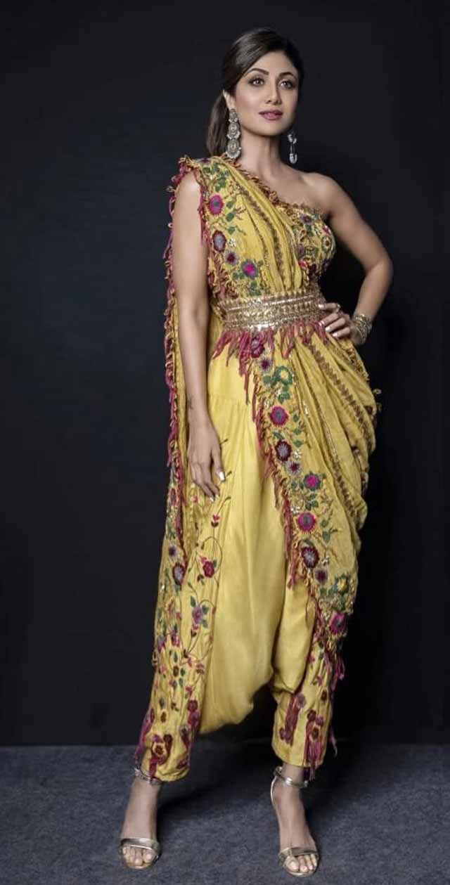 सीखें साड़ी स्टाइलिंग के नए तरीक़े साड़ी क्वीन शिल्पा शेट्टी से - Try new  saree style like Shilpa Shetty | फेमिना हिन्दी