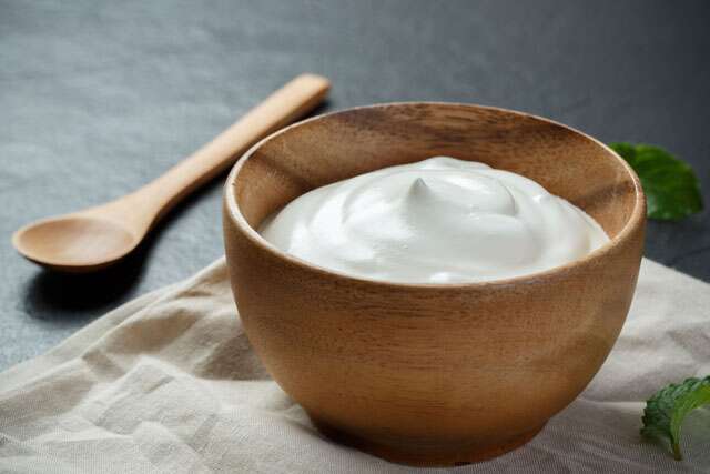 साधारण दही से कितना अलग है ग्रीक योगर्ट? - How Greek yogurt is different from Curd? | फेमिना हिन्दी