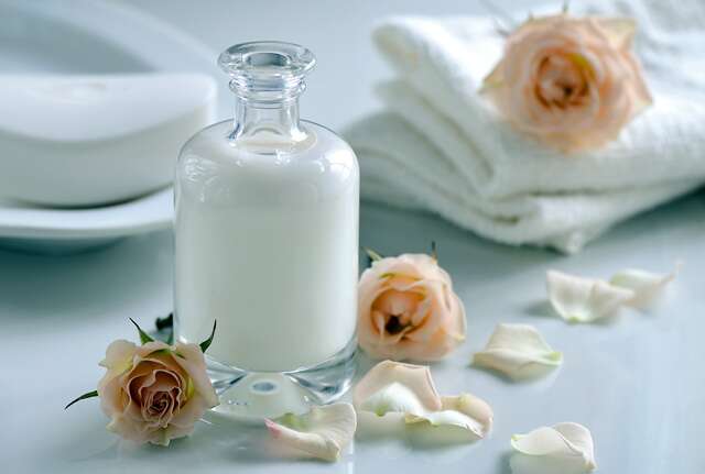 कच्चे दूध से चेहरे के दाग धब्बे कैसे हटाए! - Get Flawless And Glowing Skin  With Raw Milk! | फेमिना हिन्दी