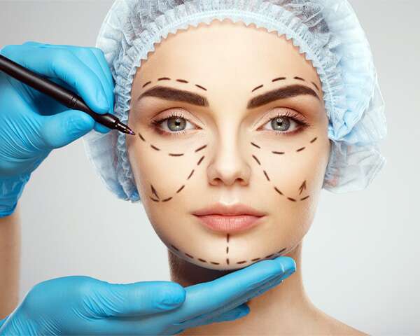 ख़ूबसूरती के लिए चेहरे की सर्जरी कराने से पहले इन बातों को ध्यान में रखें -  Things to consider before undergoing face upliftment surgery | फेमिना हिन्दी