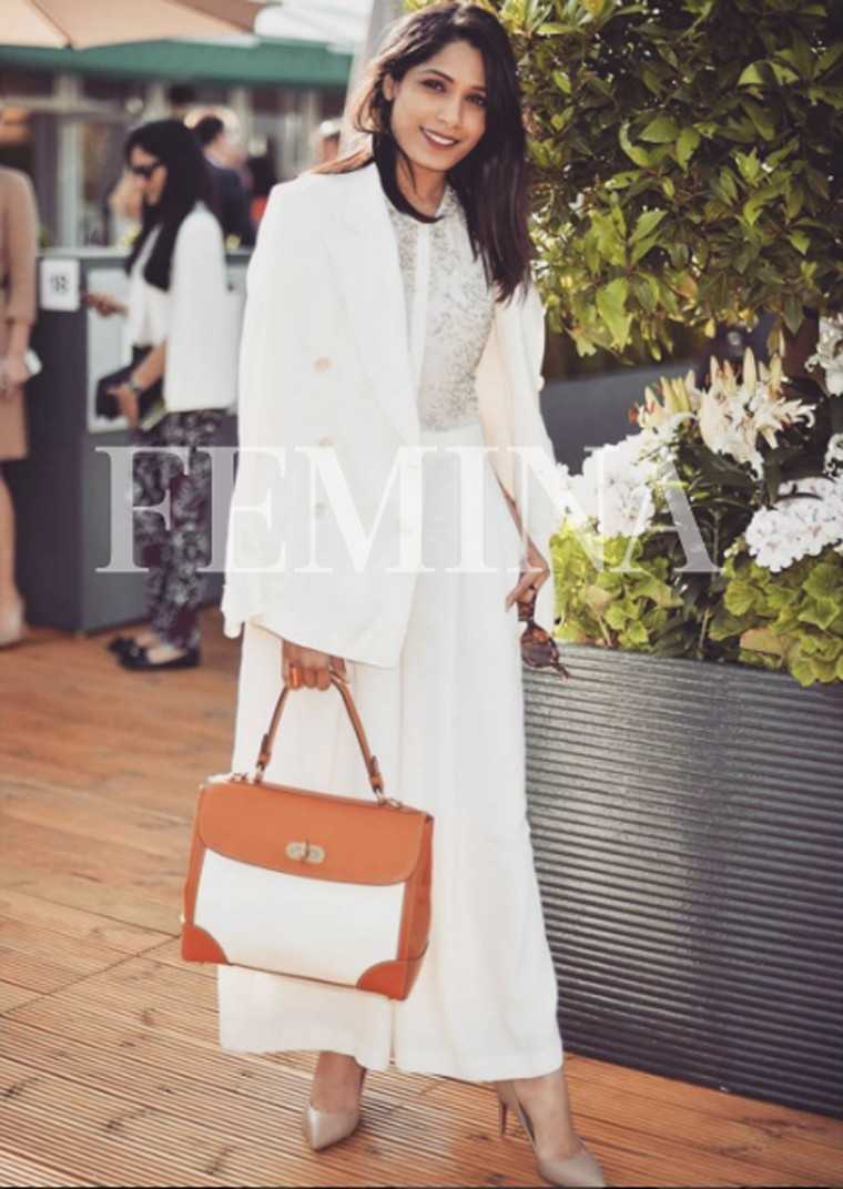 Freida pinto – Freida effortlessly carried off her chic sophisticated look with the white blazer over that jumpsuit and a box satchel. The pointed toe pumps indeed accentuated the look.