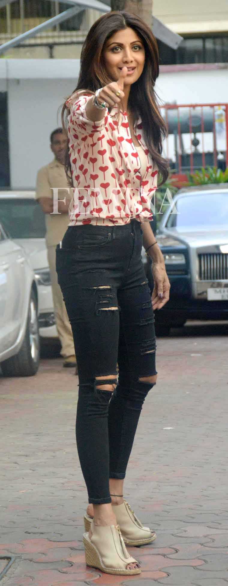 SHILPA SHETTY Open the buttons, knot it at the waist and wear it with your best pair of curve-hugging skinny jeans. Extra points if you can throw on a pair of butt-lifting wedges like Shilpa Shetty.