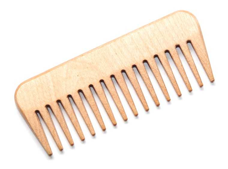 fine-toothed comb to detangle curly hair
