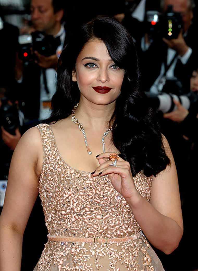 Aishwarya Rai Fuck With Amita Bachan - Aishwarya Ra's iconic beauty looks from Cannes | Femina.in
