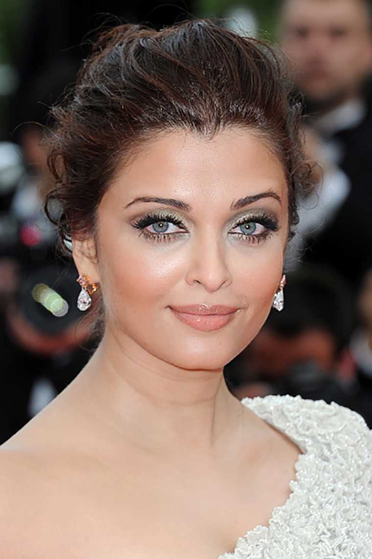 Aishwarya Rai Fuck With Amita Bachan - Aishwarya Ra's iconic beauty looks from Cannes | Femina.in
