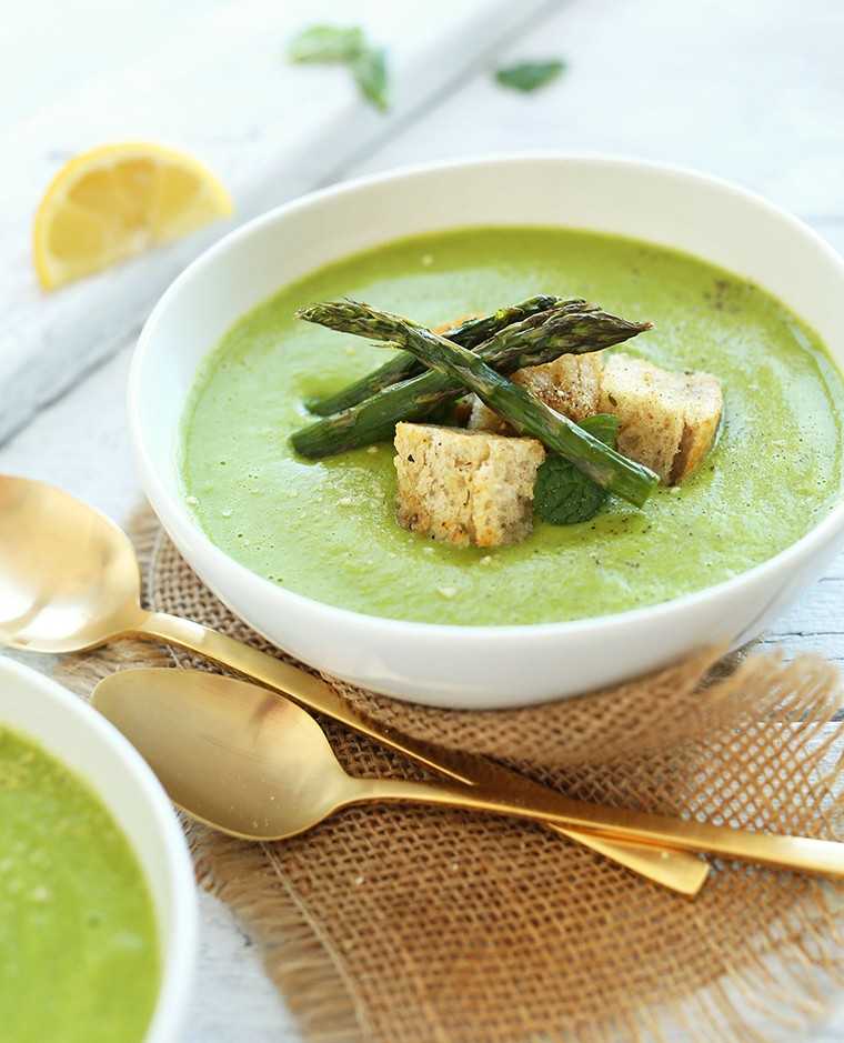 Creamy asparagus and pea soup