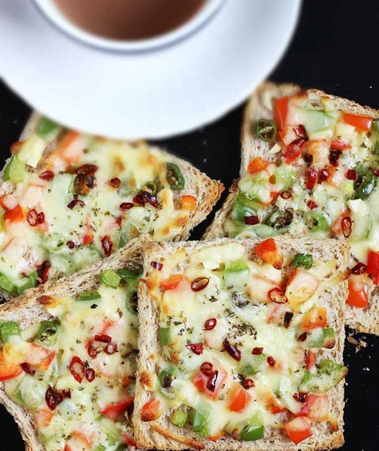 Open bread toasts with capsicum and cheese