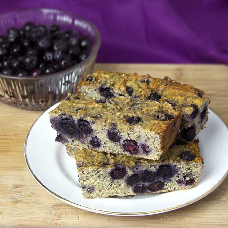 Banana and blueberry protein bar