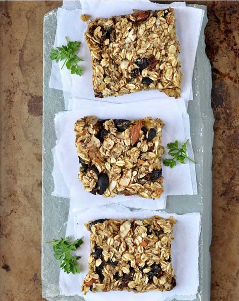 Oat bars with olives and sundried tomatoes