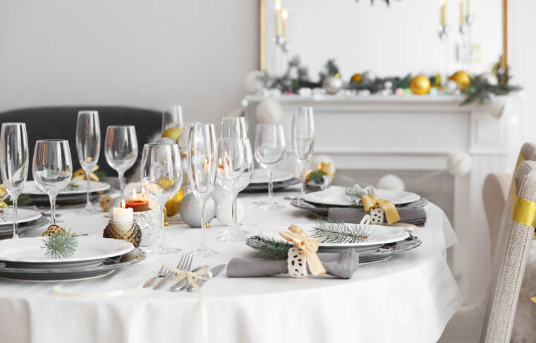 Lay out a festive Christmas table | Femina.in