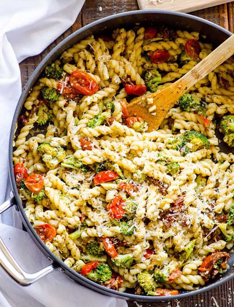 Delicious pasta dish with pesto, tomatoes and broccoli