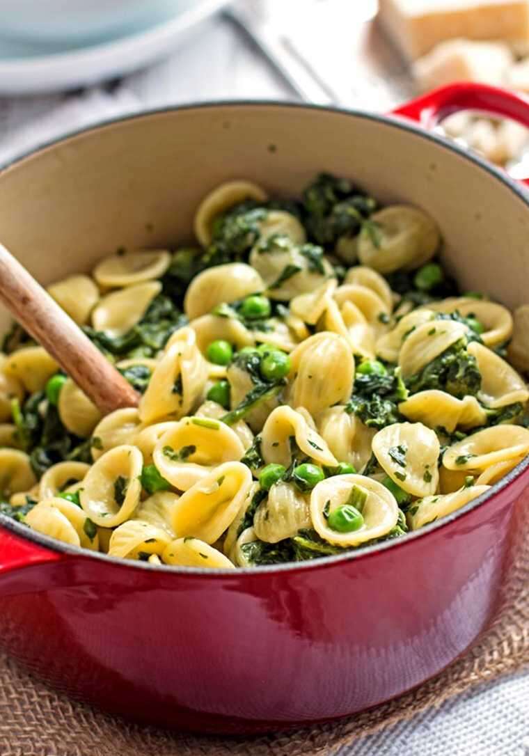 One-pot spinach and pea pasta