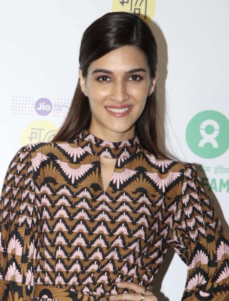 Kriti looks fresh as a daisy with the no makeup look.