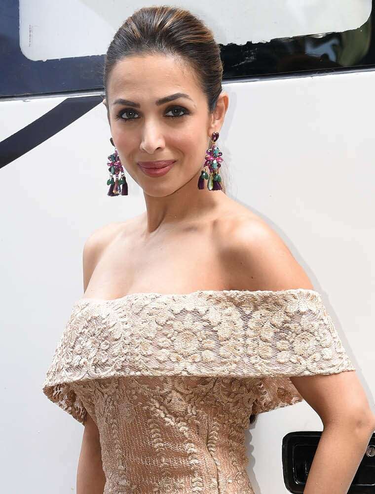 Malaika pairs her beige off-shoulder dress with matching lips and smoky eyes.
