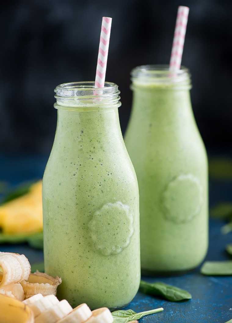 Pineapple spinach green smoothie