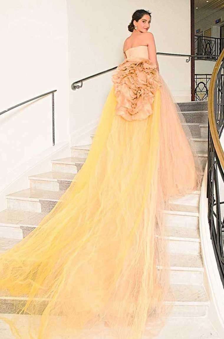 Sonam Kapoor Looks Pretty In THIS Dolce & Gabbana Dress At Her App Launch –  SimplyAmina