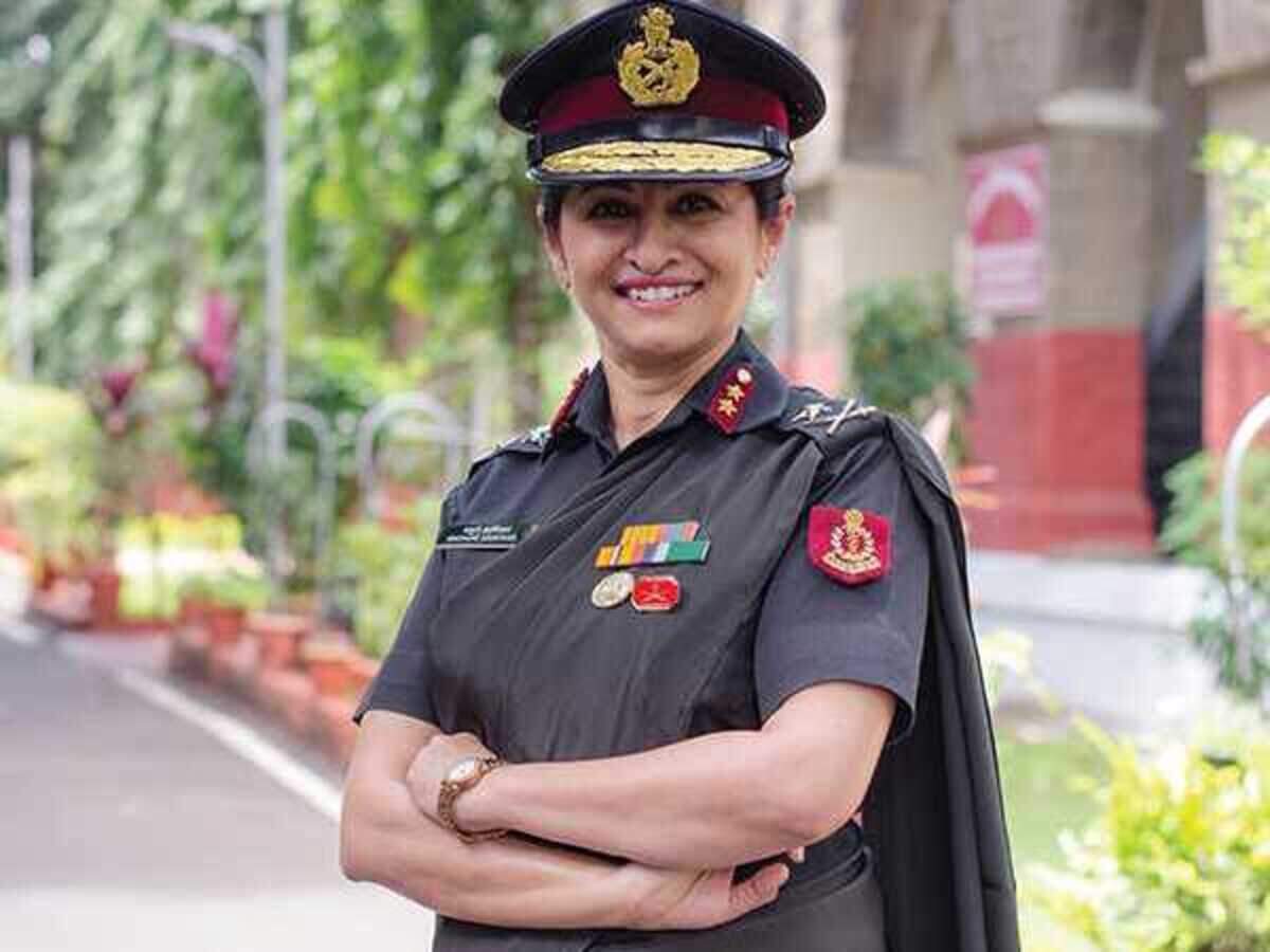 Lt Gen Mudhuri Kanitkar of the Indian Army wearing the saree version of the  general duty uniform (5SD). 2020 : r/uniformporn