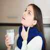 Las gárgaras de agua salada son remedios caseros para la tos