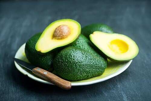 Lait de coco et avocat pour les cheveux