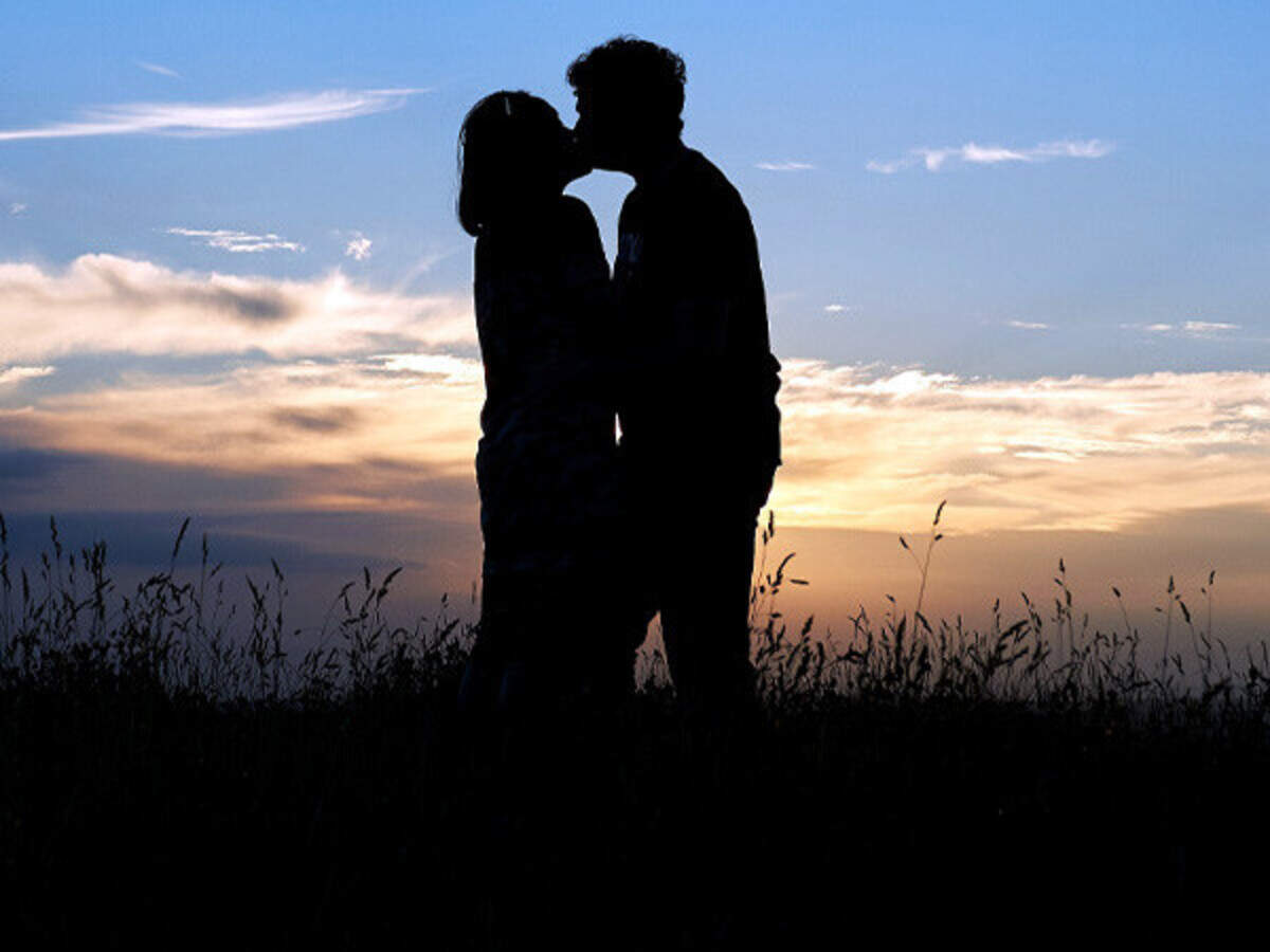 13 Of The Best Kisses From TV Shows