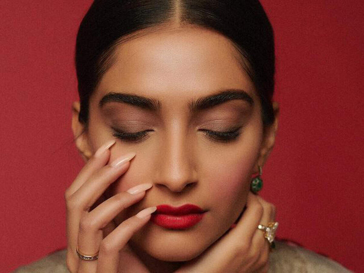 7 Sonam Kapoor Looks That Inspire Us To Wear A Red Lip | Femina.in