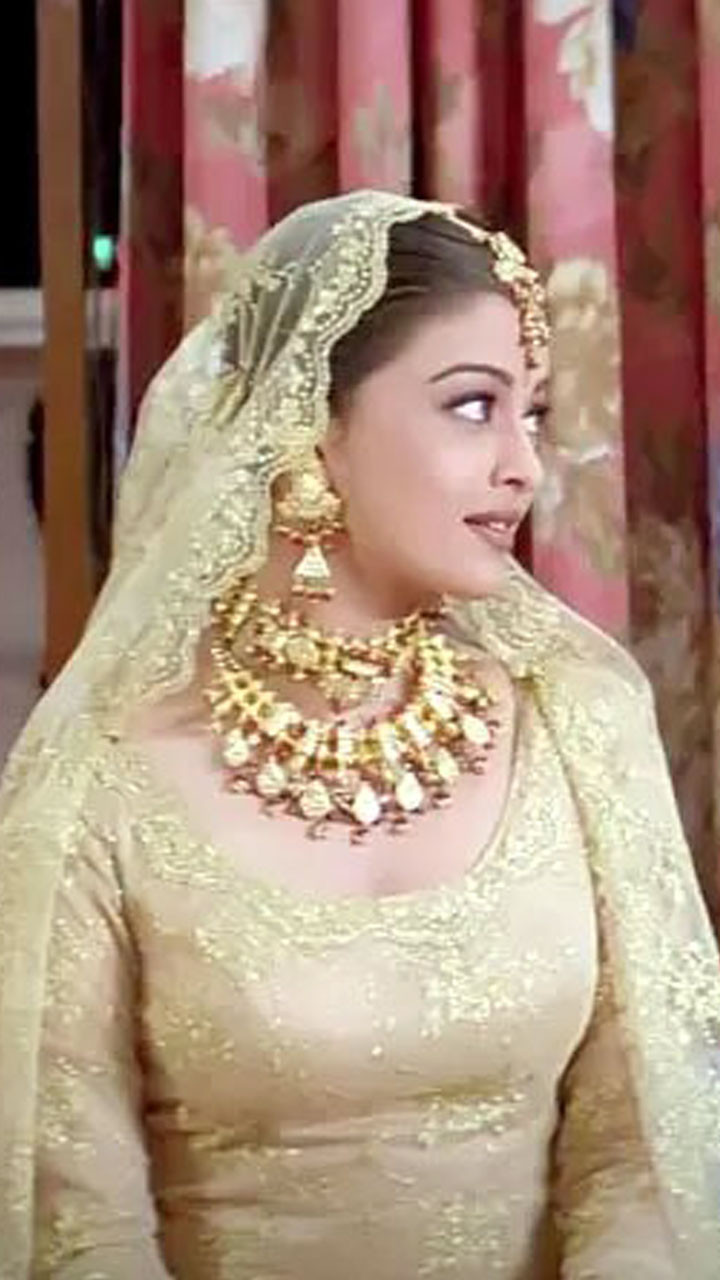 Aishwarya Rai Red And Gold Wedding Lehenga – Sulbha Fashions