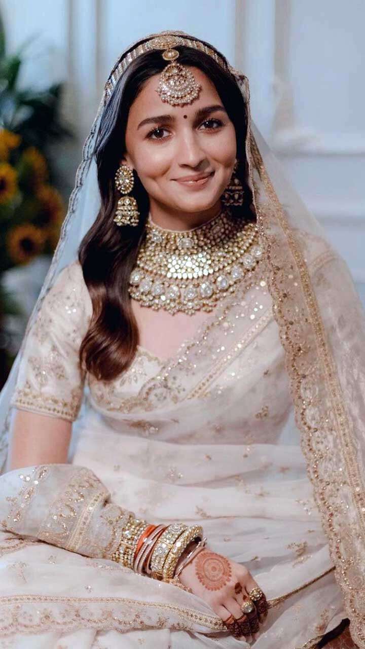 From Kiara Advani's To Gauahar Khan's, 5 Manish Malhotra Celebrity Bridal  Looks Before Parineeti Chopra's Is Unveiled