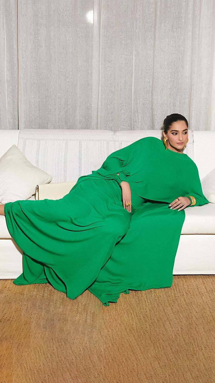 Do Monochromatic Style Like Sonam Kapoor Do Monochromatic Style Like Sonam Kapoor