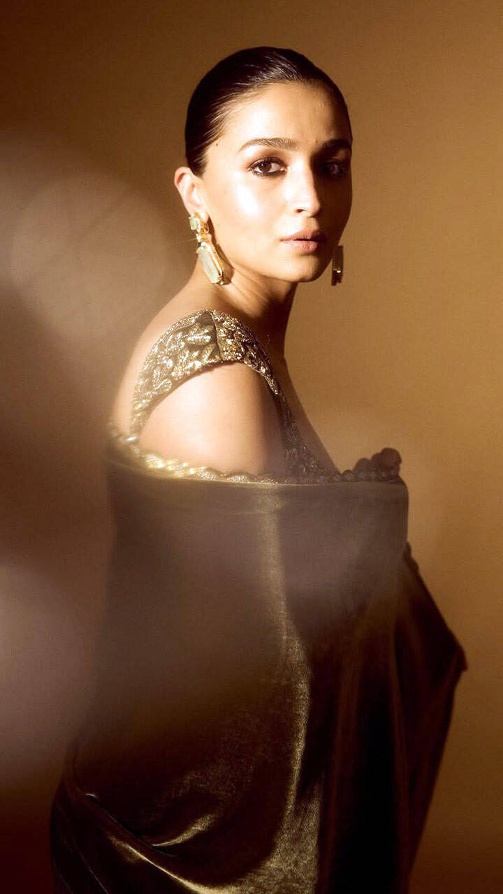 6 Sari Looks of Alia Bhatt for the Wedding Season