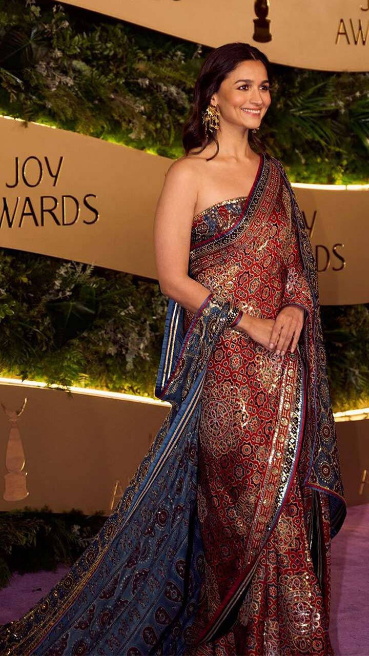 Alia Bhatt reveals her 'Ramayana' themed saree for Ram Mandir consecration  took 100 hours to make, here's a closer look at its intricate details -  Pics inside | Hindi Movie News - Times of India